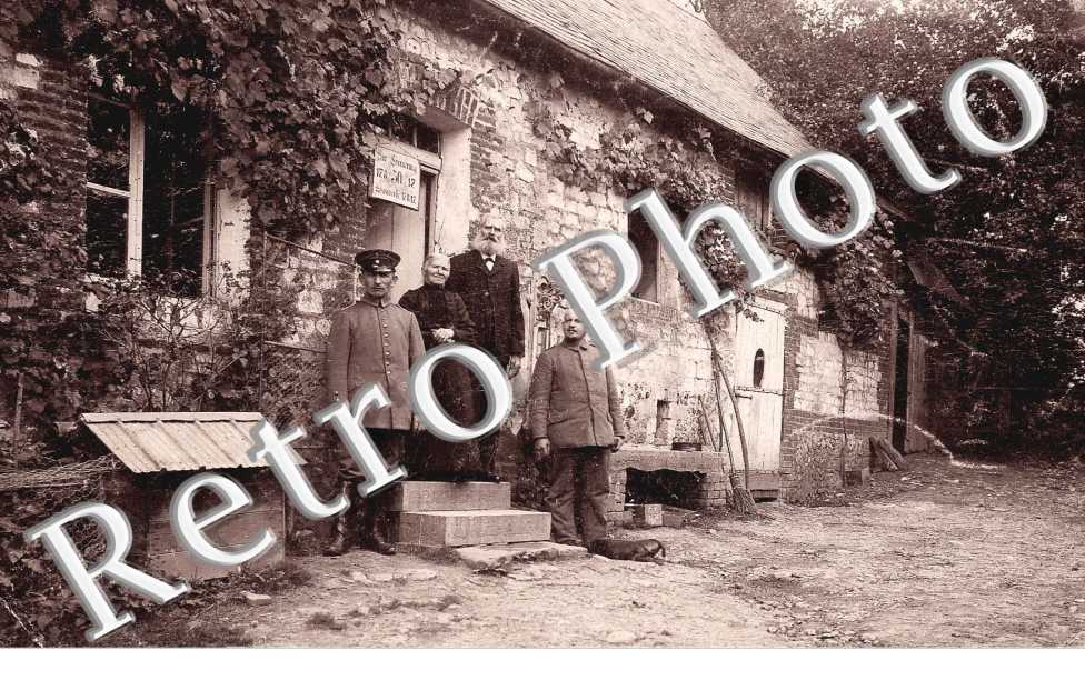 une habitation avec civils et militaires allemands