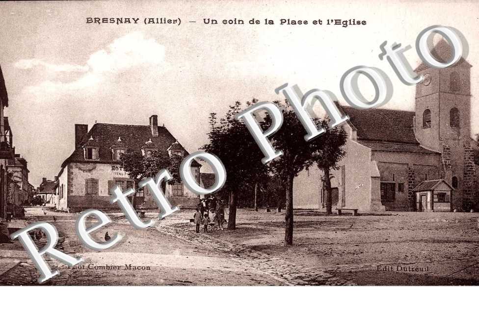 un coin de la place et l'eglise