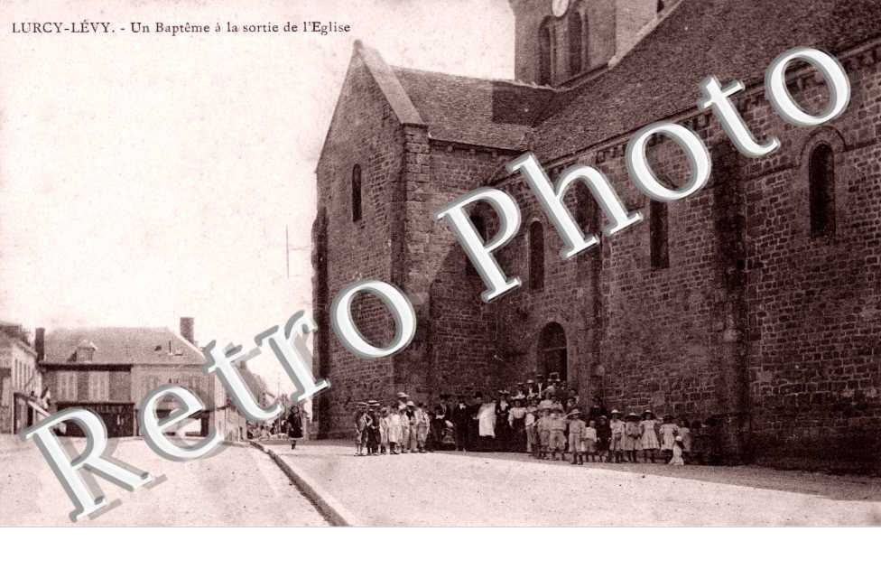 Un Bapteme a la sortie de l'Eglise