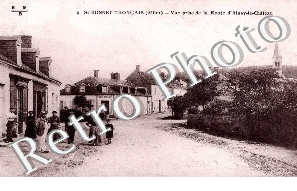 vue prise de la route d'Ainay-le-Chateau