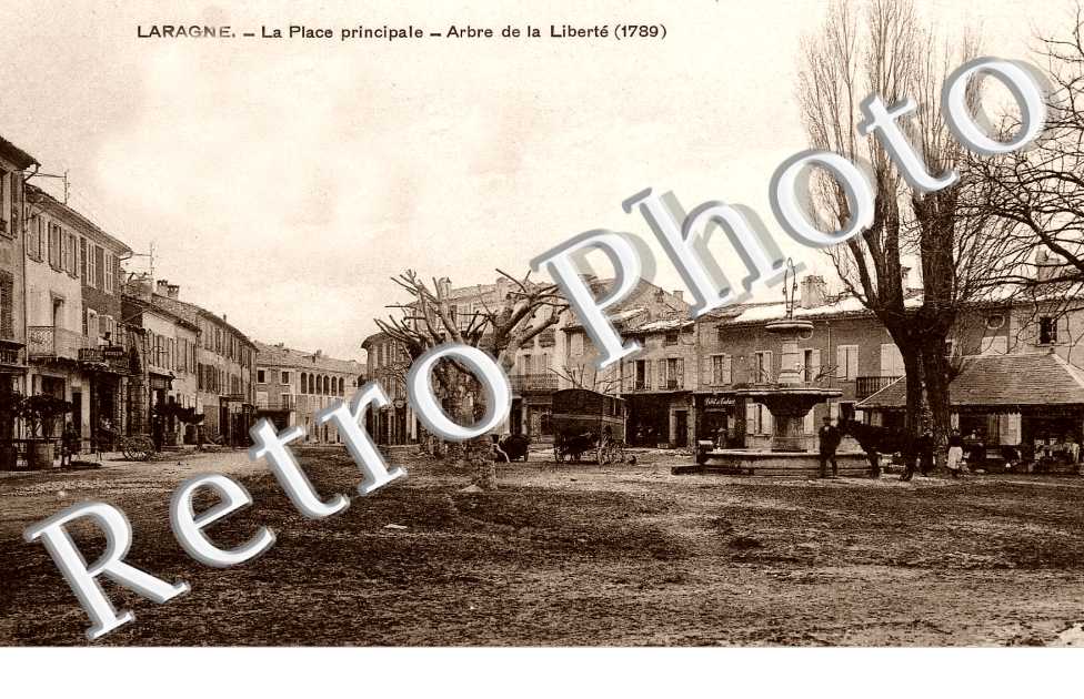 La place principale - arbre de la liberte