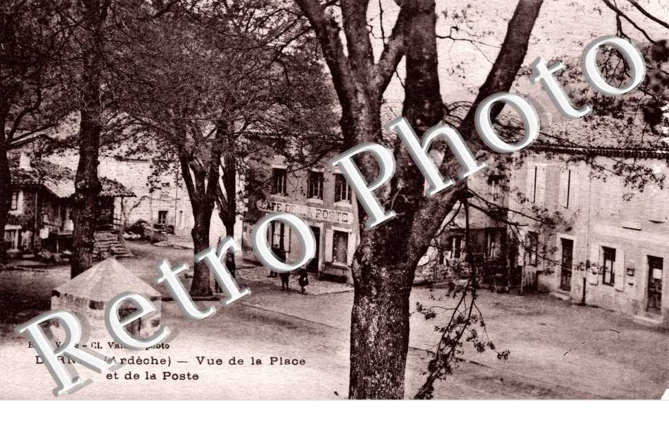 Vue de la place et de la poste