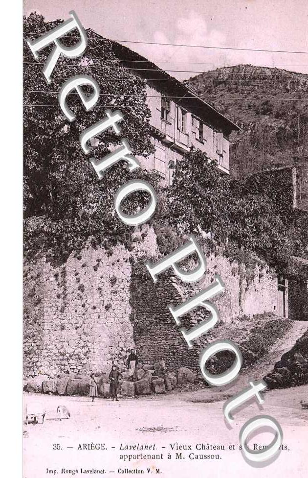 Vieux chateau et ses remparts appartenant a M. Caussou