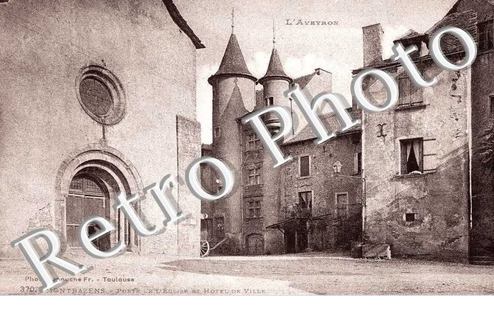 Porte de l'eglise et hotel de ville