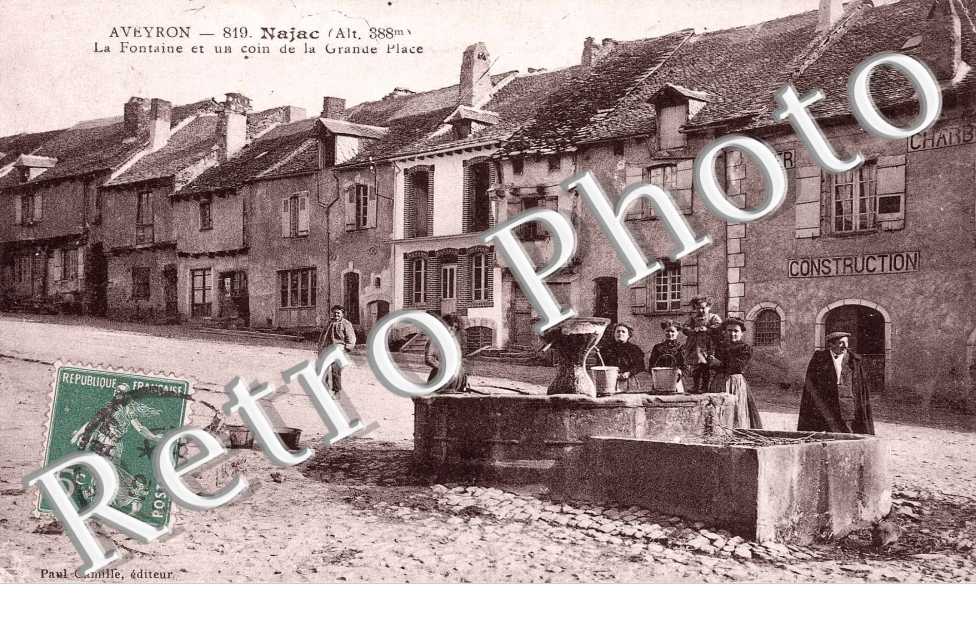 la fontaine et un coin de la Grande Place