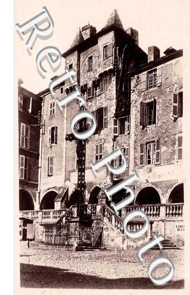 (grande maison avec une croix devant)