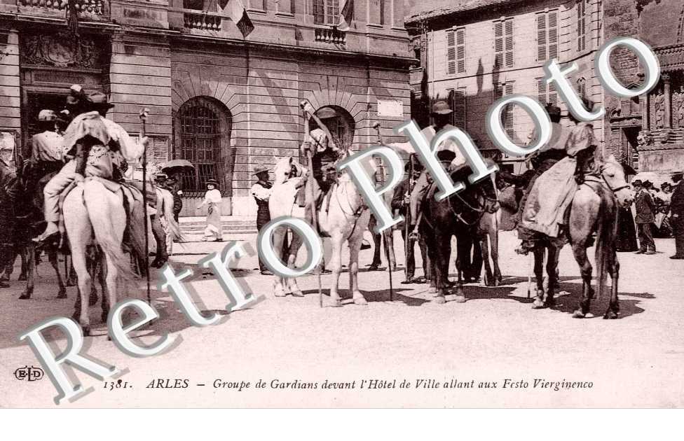 Groupe de Gardians devant l'hotel de ville allant aux festo Vierginenco