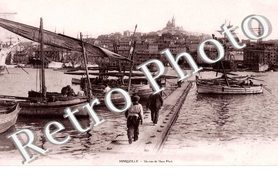 UN  COIN DU VIEUX PORT