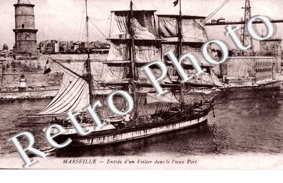 ENTREE D'UN VOILIER DANS VIEUX PORT