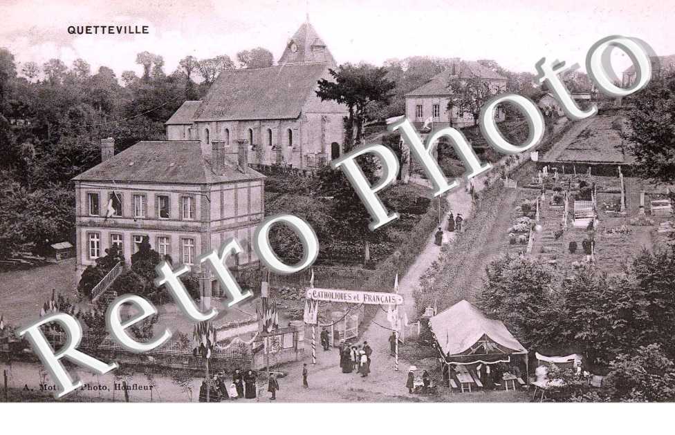 Vue vers eglise - manifestation catholique