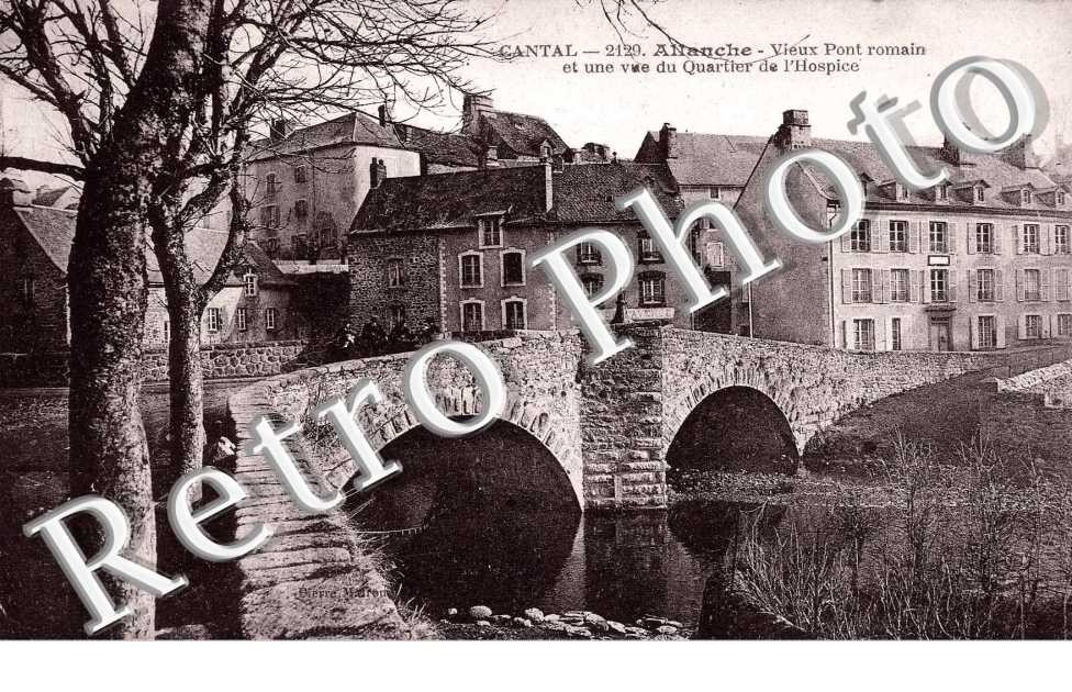 Vieux pont romain et une vue du quartier de l'hospice
