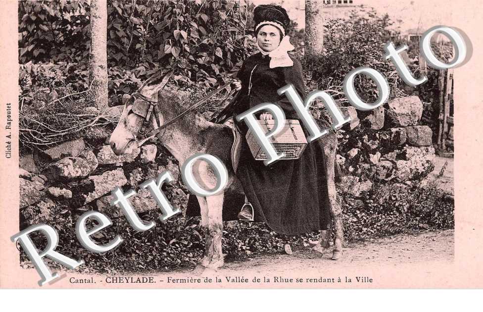 fermiere de la vallee de la Rhue se rendant a la ville