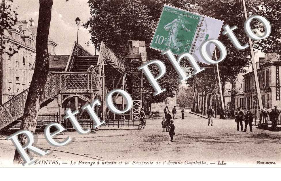 LE PASSAGE A NIVEAU ET LA PASSERELLE