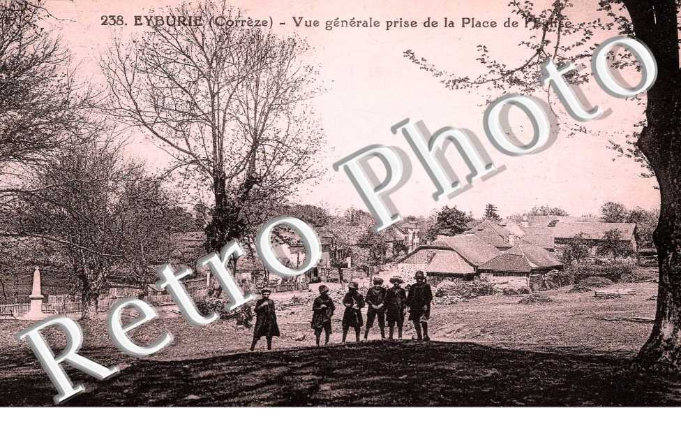 vue generale prise de la place de l'eglise