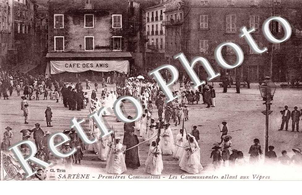 premieres communions Les communiantes allant aux Vepres