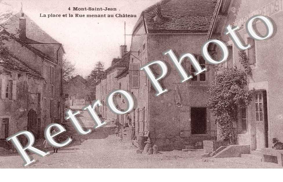 La place et la rue menant au chateau