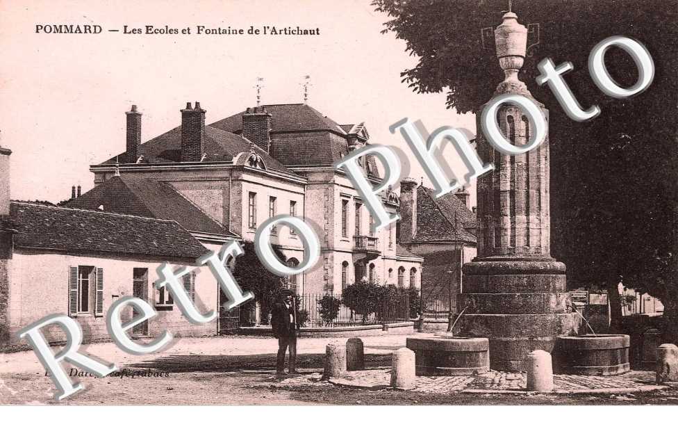 Les ecoles et fontaine de l'Artichaut