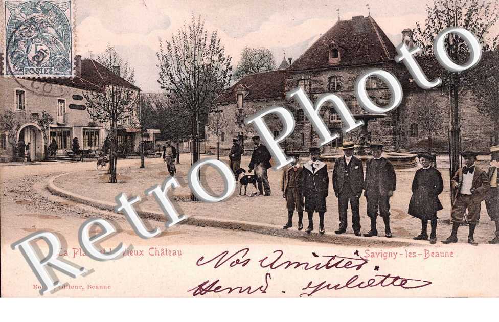 la place et le vieux chateau