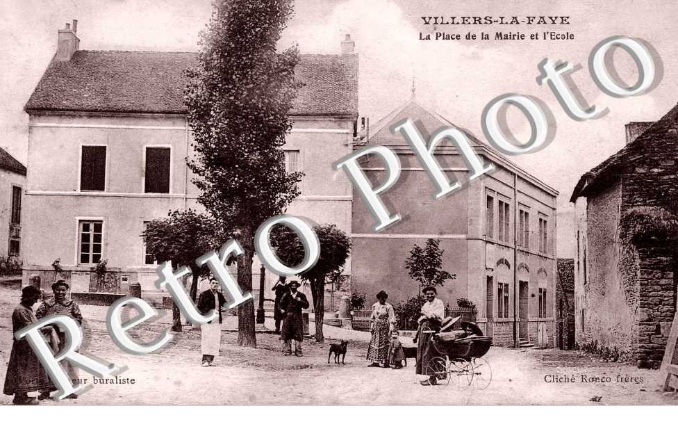 la place de la mairie et l'ecole