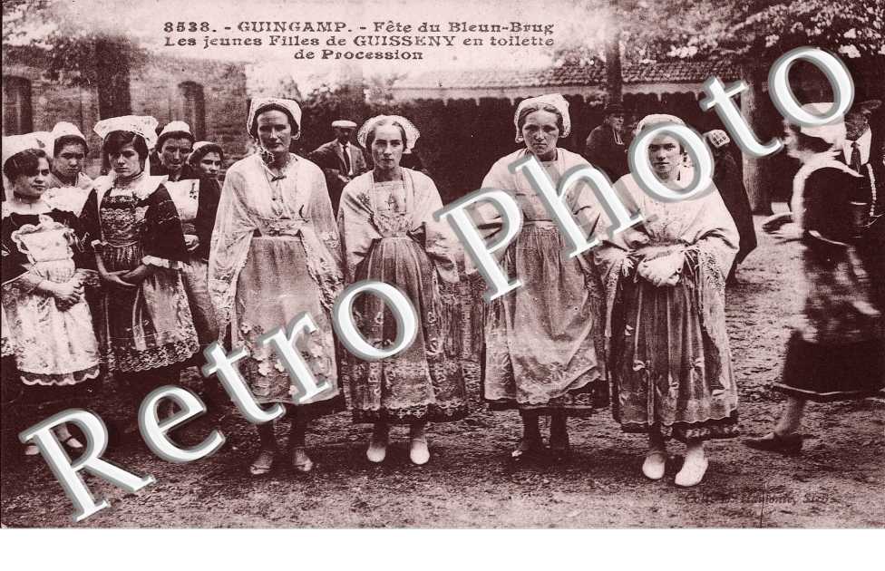 Fete du Bleun-Brug Les jeunes filles de Guisseny en toilette de procession