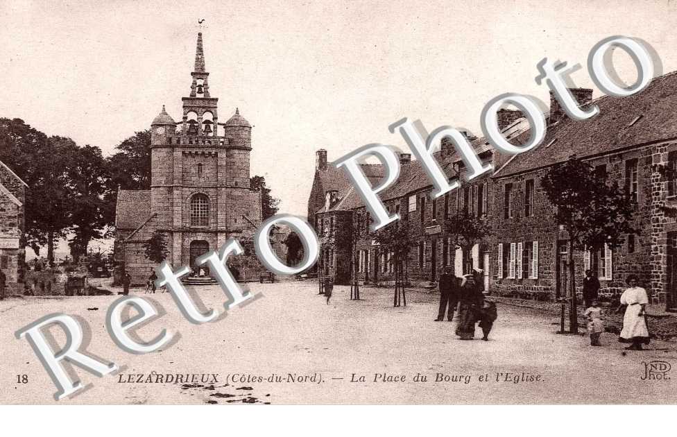 la place du bourg et l'eglise