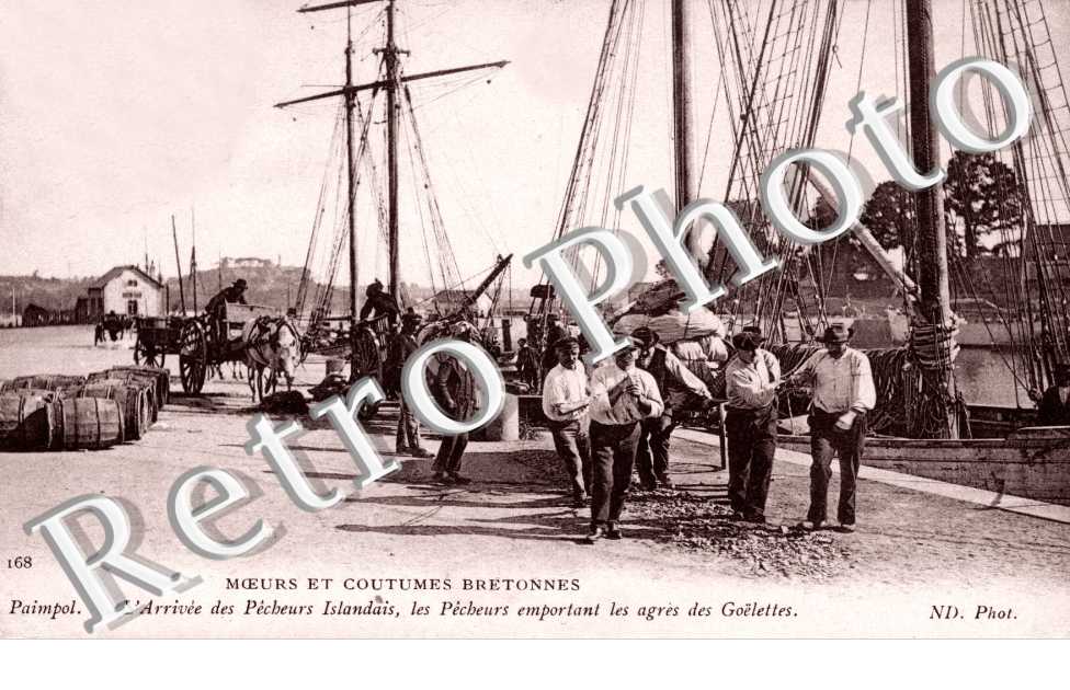 moeurs et coutumes bretonnes, l'arrivee des pecheurs Islandais, les pecheurs emportant les agres des Goelette