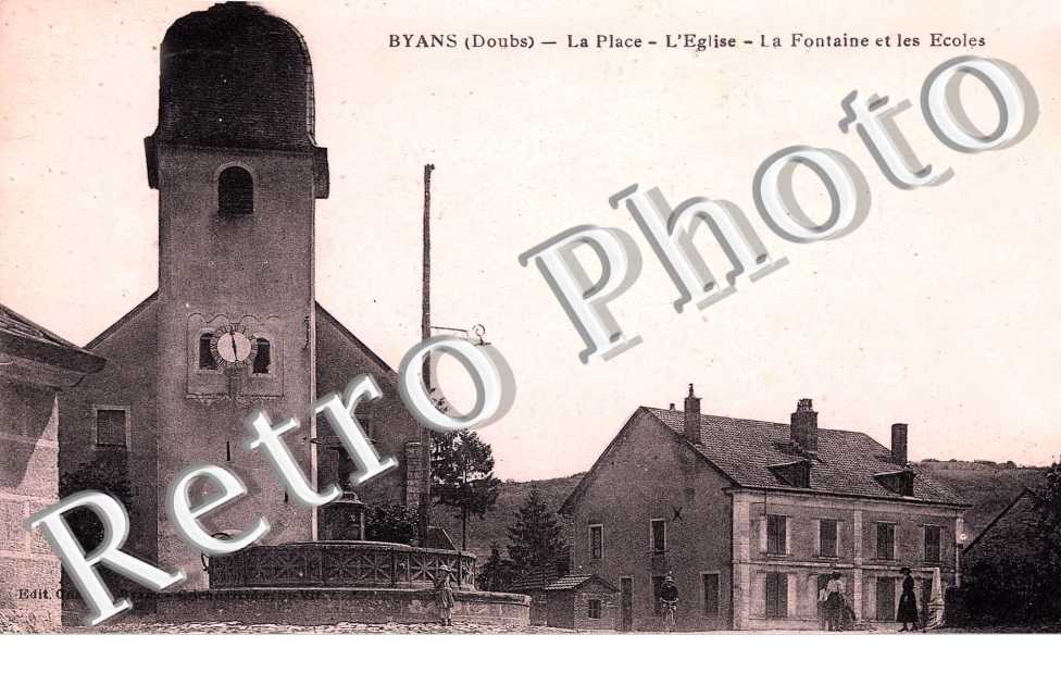 la place, l'eglise, la fontaine et les ecoles