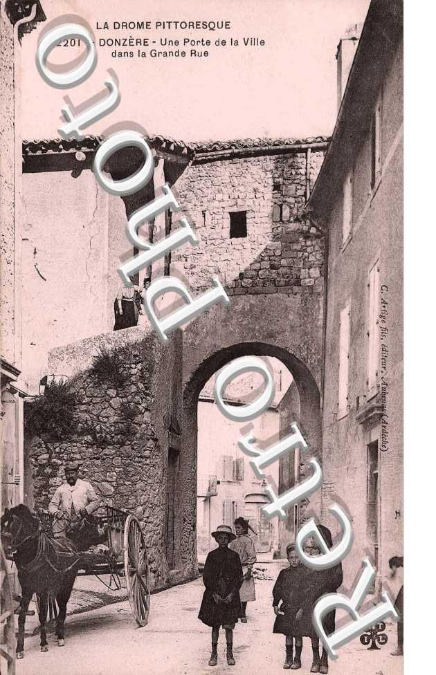 Une porte de la ville dans la grande rue