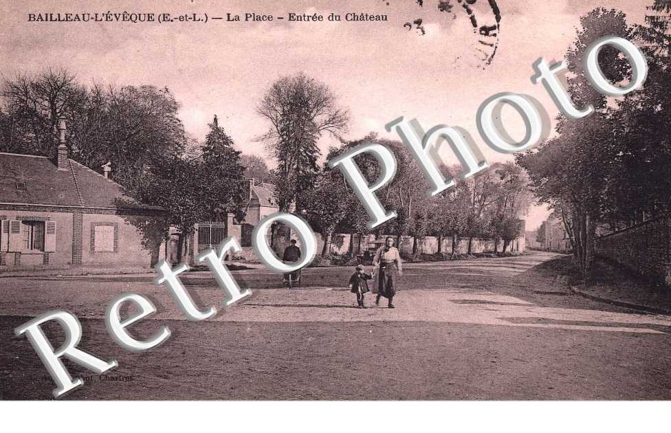 La place - entree du chateau