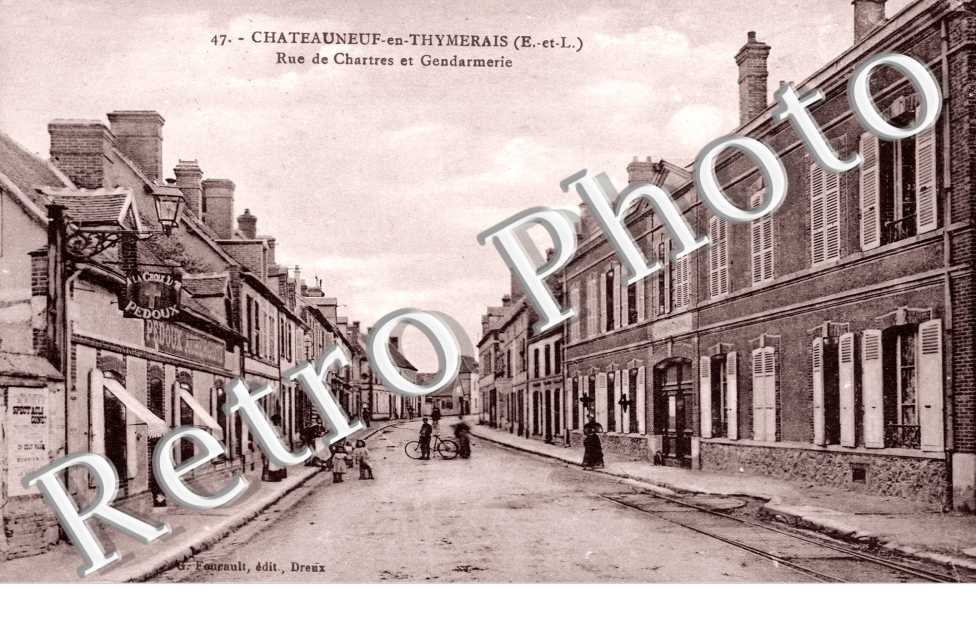 Rue de Chartres et Gendarmerie