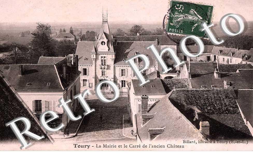la mairie et le carre de l' ancien chateau