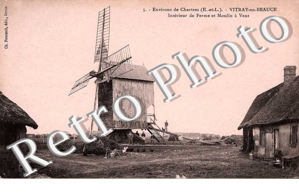 Interieur de ferme et moulin a vent