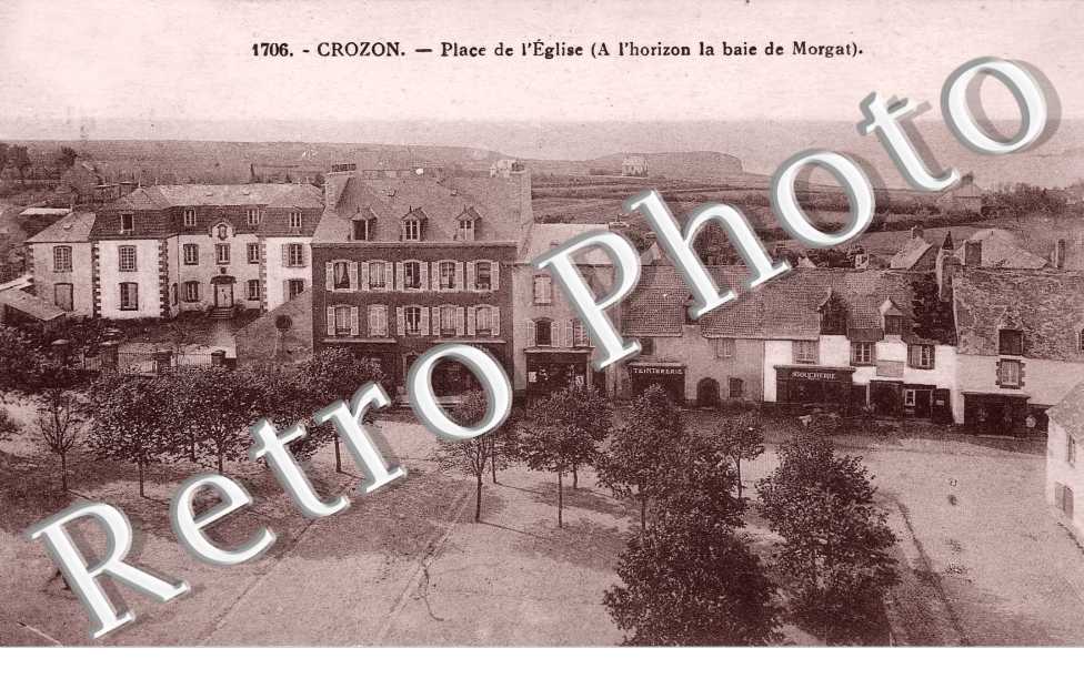 place de l'eglise (a l'horizon la baie de morgat)