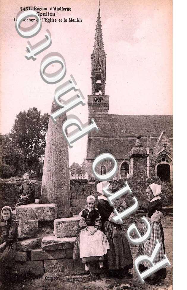 Le Clocher de l'eglise et le Menhir