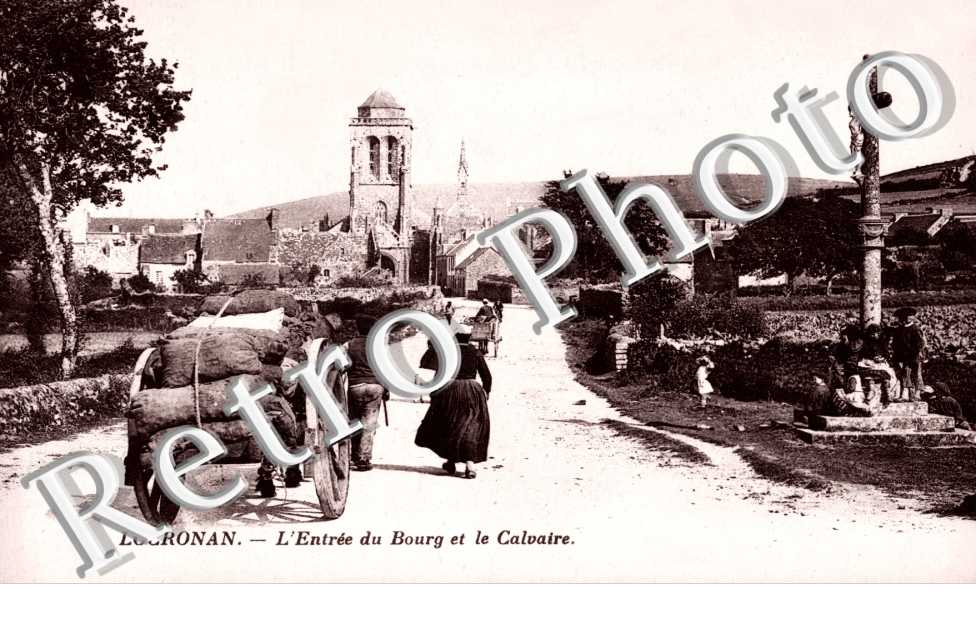 l'entree du bourg et le calvaire