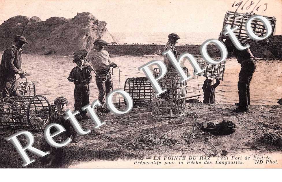 route de la pointe du raz,petite port de bestree, preparatifs pour la peche des langoustes