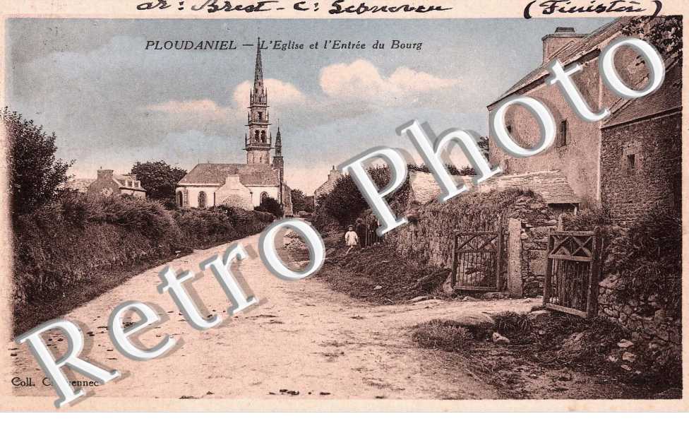 L'EGLISE ET L'ENTREE DU BOURG