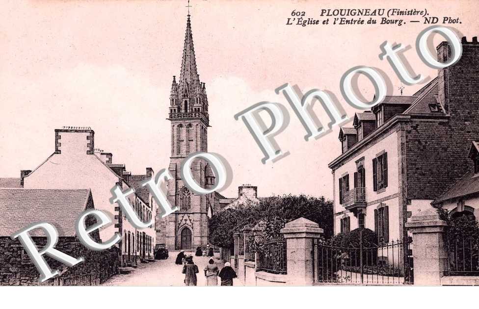 L'Eglise et l'entree du Bourg
