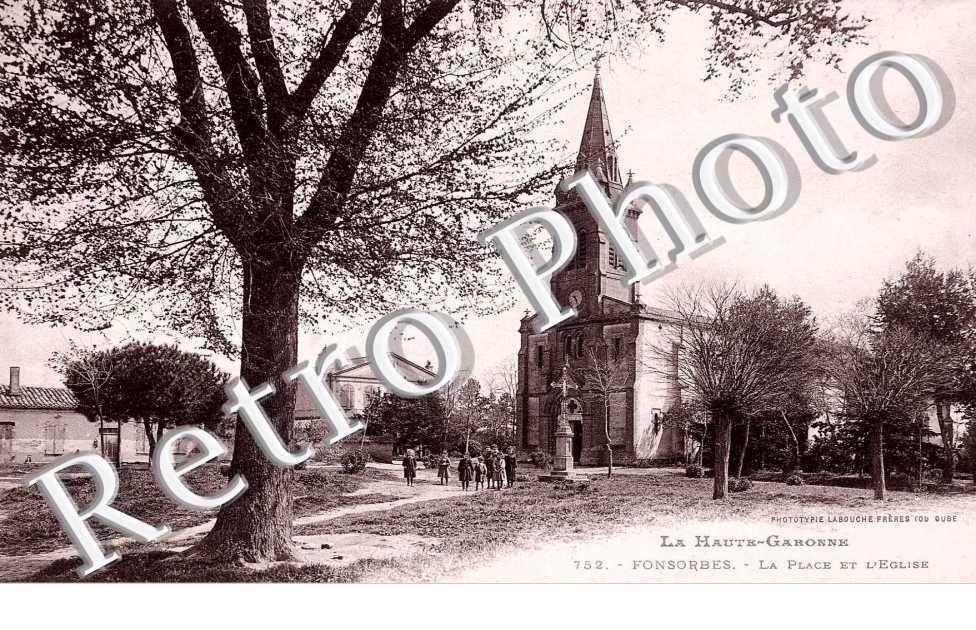 la place et l'eglise