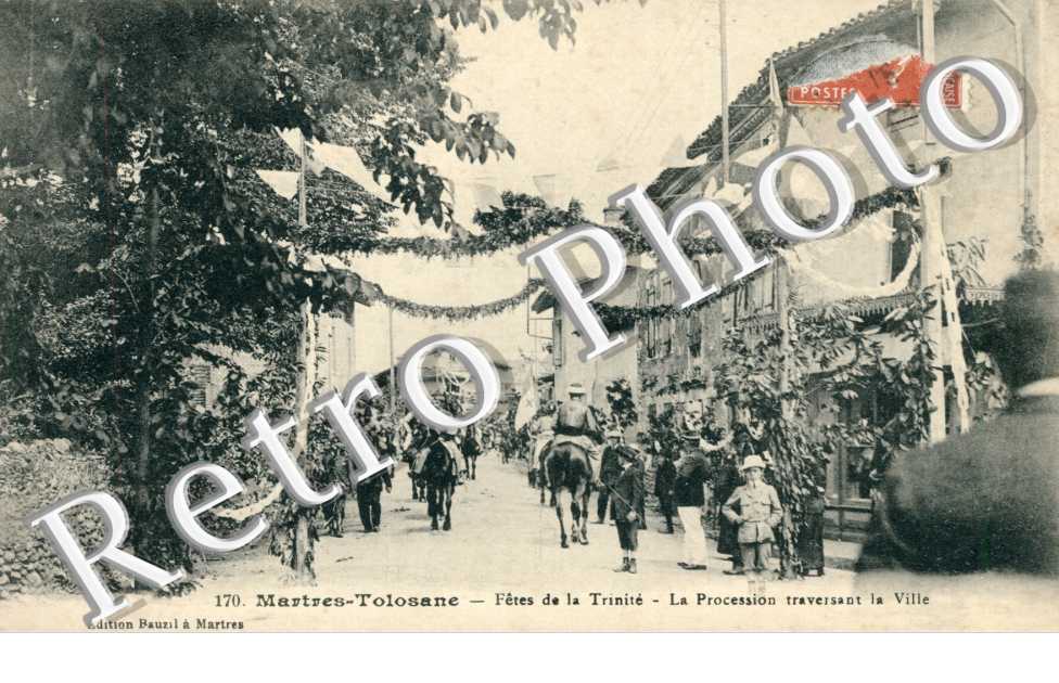 fetes de la trinite, la procession traversant la ville