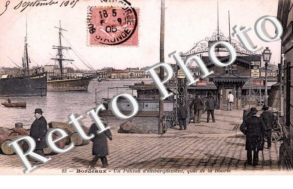 un ponton d'embarquement, quai de la bourse  - tonneaux