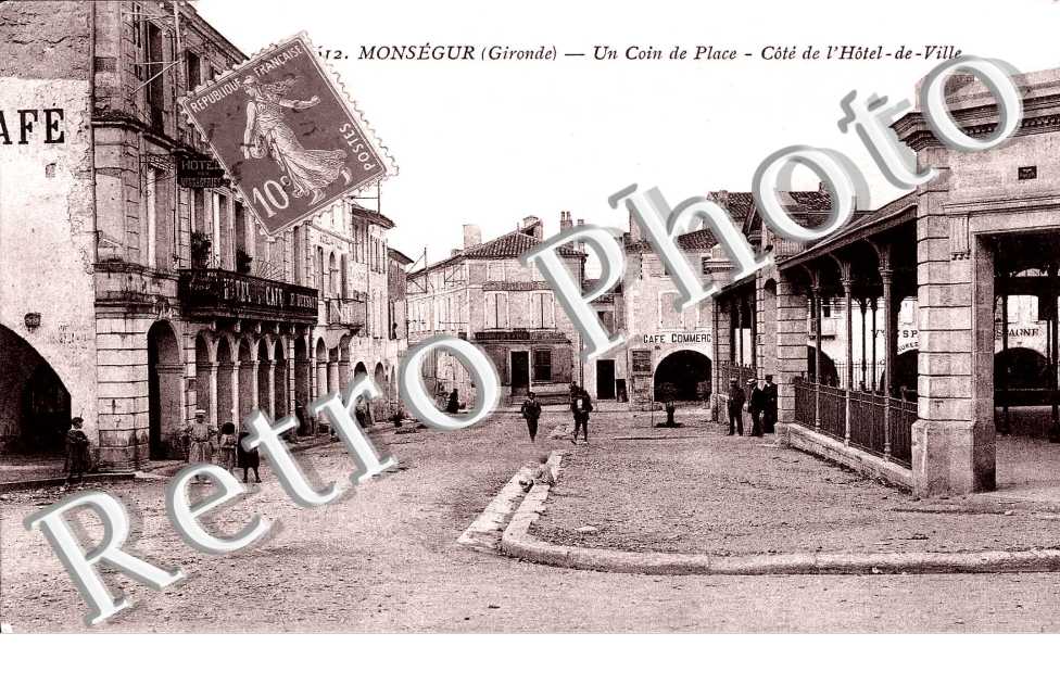 Un coin de la place - l'hotel de ville