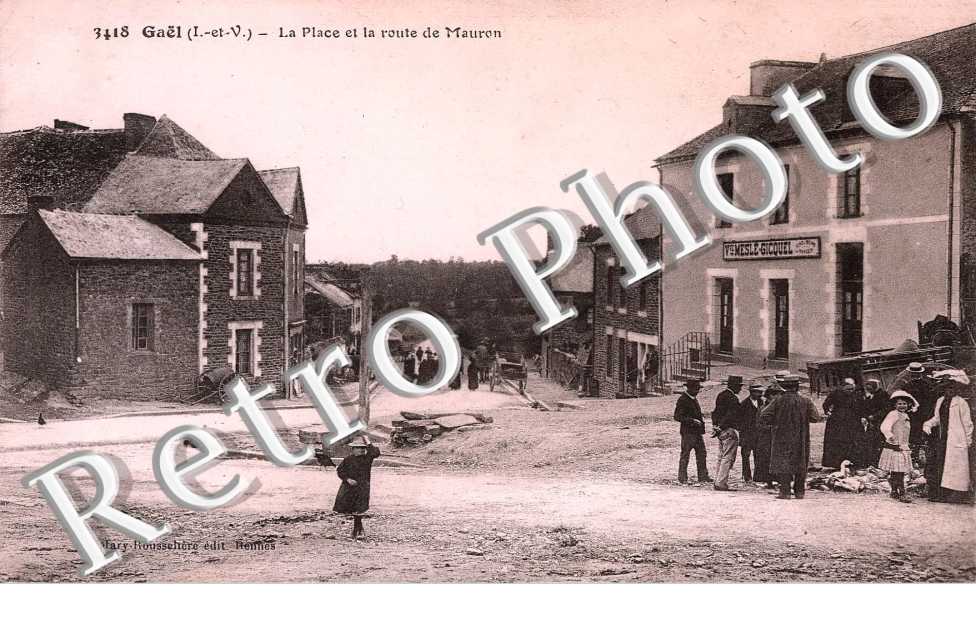 La place et la route de Mauron