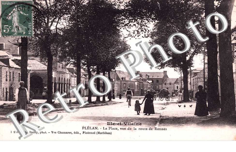 la place, vue de la route de Rennes