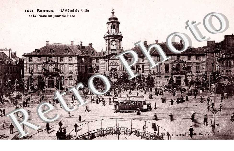 L'HOTEL DE VILLE et la place un jour de fete
