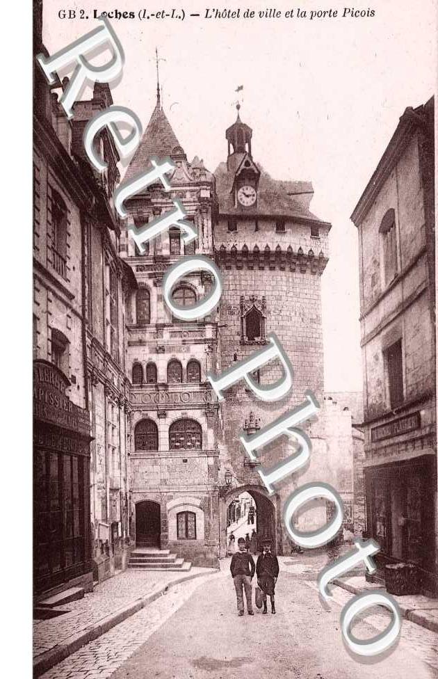 L'hotel de ville et la porte Picois