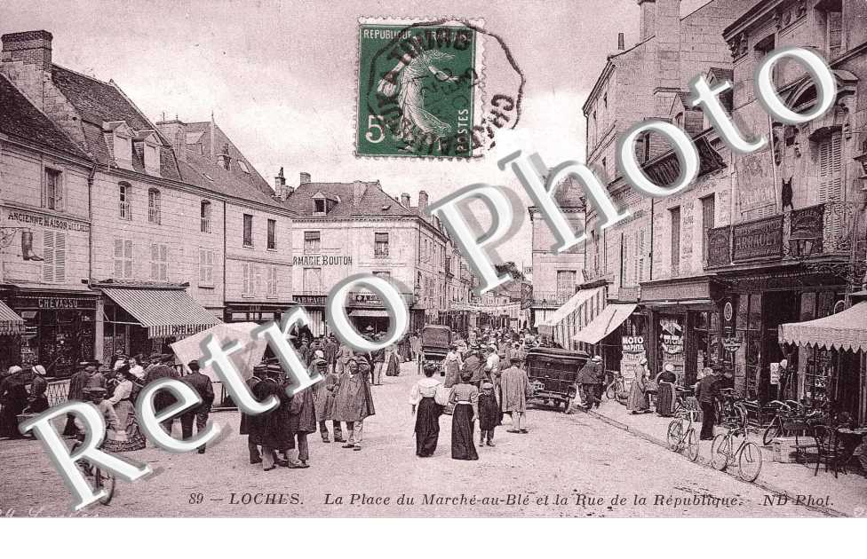 La place du marche au ble et la rue de la Republique