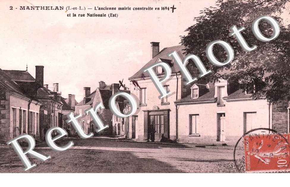 L'ancienne mairie construite en 1694 et la rue nationale (est)