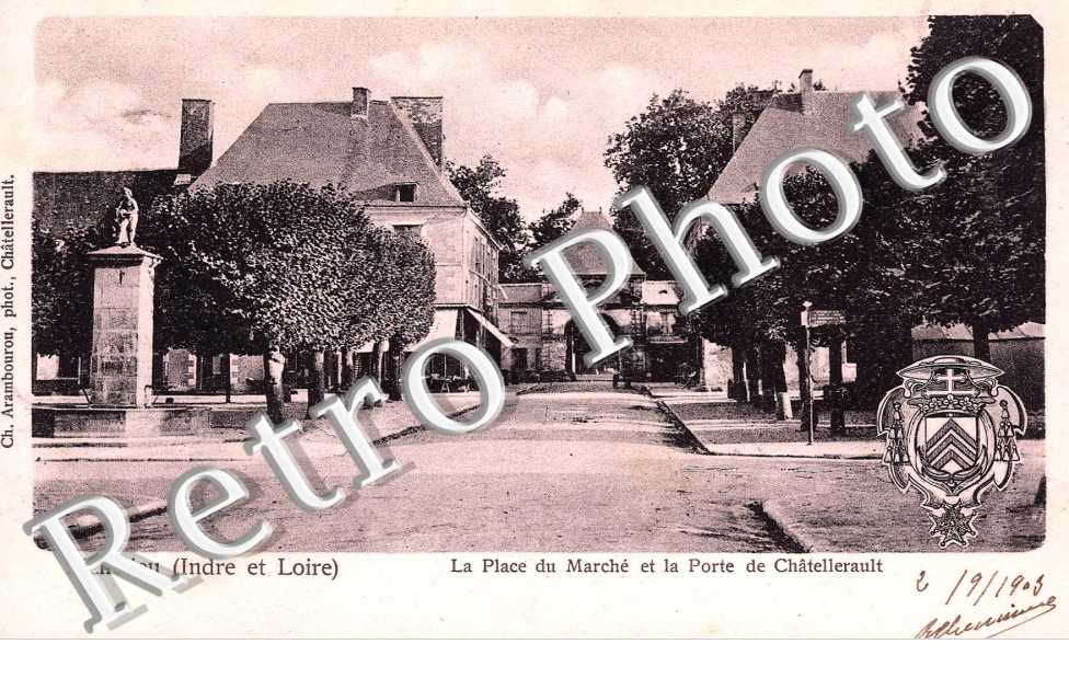 la place du marche et la porte de Chatellerault