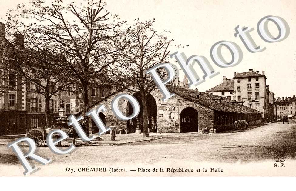 place de la Republique et la halle
